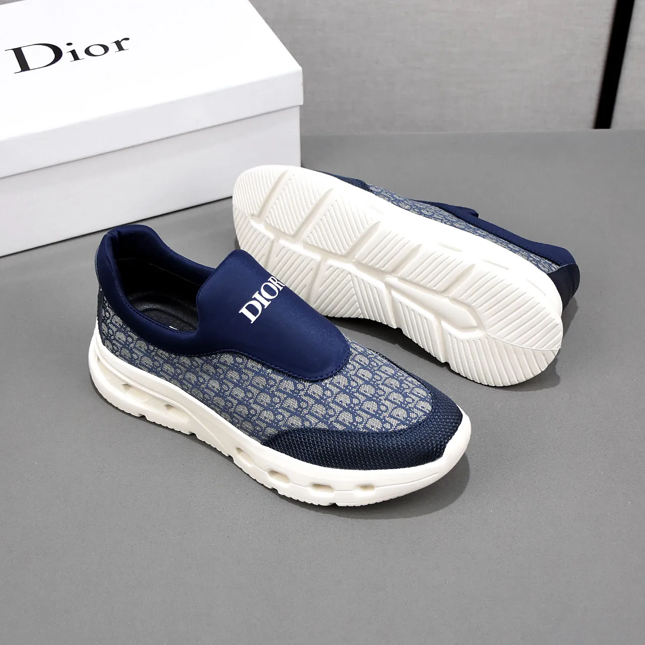 PP420🍒🍒🍒Dior's new 🆕low-cut casual sneakers, made of breathable mesh, with brand signature details on the shoe collar to enhance style. Fashionable and versatile, it can complement any look. With a sophisticated design that is both dynamic and modern, this new must-have shoe adds a new dimension to Dior's legacy, displaying modern elegance. Men's shoes 38-44 45🉑️customized